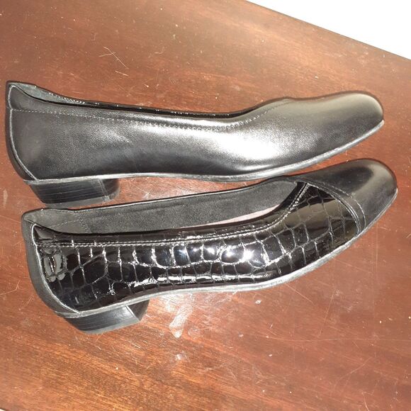 Clarks Shoes Black Leather Low Heel Slip-On Comfort Shoes 8 W Wide 83060 Career - Picture 4 of 12